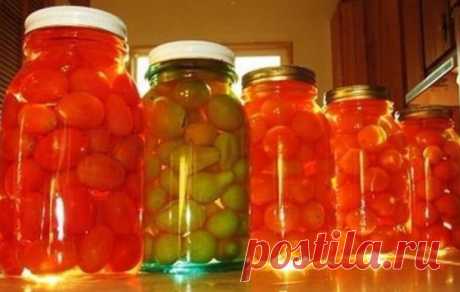 Помидоры в загадочном маринаде. Так вкусно, даже трудно описать! Помидочики подбираем одного размера. Хорошо моем и укладываем в простерилизованные банки. Мы будем использовать для этого рецепта 3-х банки.
Помидоры в загадочном маринаде
Затем заливаем кипятком и че…