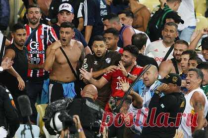 Массовая драка произошла перед матчем Аргентины и Бразилии. Полиция избивала фанатов, а Месси увел команду с поля. Массовая драка произошла на трибунах перед матчем сборных Аргентины и Бразилии в рамках отбора на чемпионат мира-2026. Перед началом встречи бразильские болельщики освистали гимн Аргентины, в результате чего началась потасовка. Спустя некоторое время к конфликту подключилась полиция.