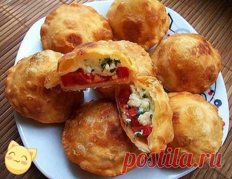 ВКУСНЕЕ чебуреков. Теперь такая ЗАКУСКА в нашем доме часто Они даже вкуснее чебуреков! Я теперь часто так детям делаю! Ходили на пикник с классом, такую вкусняшку принесла одна из мамочек — разлетелись на ура! Все тут же выспросили рецепт. Оказалось, готовить 5 минут, а вкуснятина невероятная!!! Мои уплетают его — только за ушами трещит. Хрустящее тесто идеально сочетается с ароматными помидорами, творожной начинкой, чесноком […]