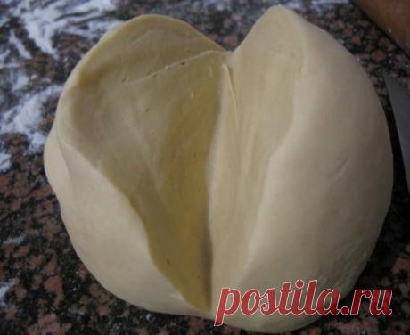 Тесто на кипятке для пельменей.🍴
Супер!!!
🍴Универсальное заварное тесто для вареников, пельменей, чебуреков Это не тесто, а просто песня! Нежное, эластичное, податливое, приятное в работе и очень вкусное! Что пельмени, что вареники или чебуреки всегда с ним получаются просто изумительные. 
✔Ингредиенты: 
1 яйцо,
соль,
3 стакана муки, 
1 ст.л. растительного масла, 
1 стакан кипятка. 
✔Приготовление:
К яйцу добавляем соль и взбиваем вилкой. Затем добавляем 3 стакана муки и 1 ложку растительног