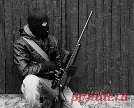 Он не собирается выходить из тюрьмы: бывший снайпер о цене человеческой жизни
Для него стали равны все люди по ту сторону оптического прицела Для него стали равны все люди по ту сторону оптического прицела Ангел мщения На данный момент он отбывает срок за совершение ряда тяжких преступлений, которые совершил, будучи «чистильщиком» одной из российских ОПГ. Назовём его Андреем. У Андрея скоро прозвенит звонок, и ворота колонии распахнуться […]
Читай дальше на сайте. Жми подробнее ➡