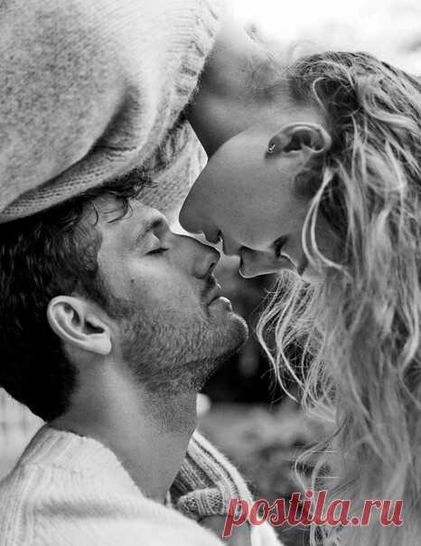 Мой мир внутри преобразился,
Его разжег святой огонь!
Что в Моём сердце поселился
В тот миг как встретился с Тобой!

Храню Я в сердце нежный образ,
Что ослепляет на Яву!
Душа поёт услышав голос
И словно тянется к нему.

В озёрах глаз Я утопаю,
Я их не в силах переплыть,
В твоих объятиях засыпаю
Чтоб и во сне с Тобою быть

Мой тихий Рай, небес создание.
С тех пор как Бог Тебя послал,
Разлуки час - как истязание.
Всю жизнь вот так Тебя искал ...

Я преклонён к Твоим коленьям...