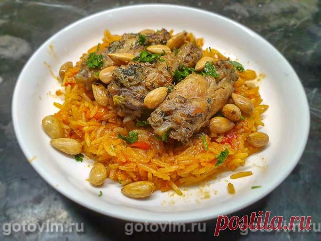 Рис с курицей, рисом и жареным миндалем. Рецепт с фото Если вам нравится ближневосточная кухня, то этот рецепт курицы с рисом и орехами придется вам по вкусу. Готовится все достаточно быстро и из простых продуктов, которые можно найти на полках в любом продуктовом магазине. В данном рецепте предпочтение отдано рису басмати. Он быстро и просто варится, получается вкусным и ароматным. Но вы можете выбрать любой другой сорт риса, который остается рассыпчатым при готовке. В ре...