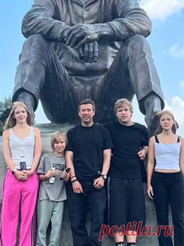 Андрей Мерзликин устроил детям экскурсию в мемориальный музей Василия Шукшина
