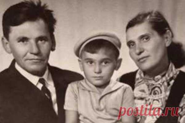 Актер, режиссер и политический деятель: каким был Сергей Пускепалис. 20 сентября на 57-м году жизни в ДТП погиб заслуженный артист России, худрук Ярославского академического драматического театра им. Федора Волкова Сергей Пускепалис. История его жизни и карьеры — в фотогалерее РБК