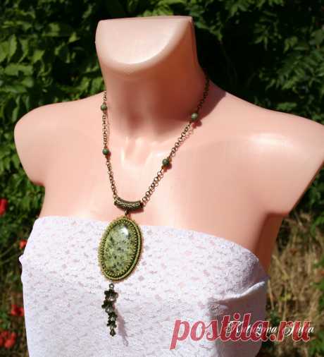 Кулон Meadow (Луг)
Кулон с неимоверно красивым змеевиком напоминает зеленый луг с пахучими травами.
Обшит чешским и японским бисером. Фурнитура цвета бронзы подчеркивает цветовую гамму.
          Общая длина кулона около 14см.
          Вышитая часть 7 х 5см.
          Длина цепочки около 55см