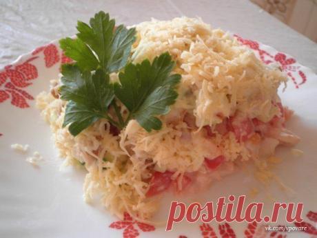 Салат с куриным филе, сухариками и овощами / Изысканные кулинарные рецепты