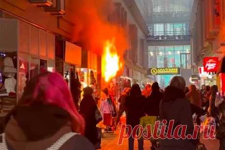 Стало известно о заблокированных людях в горящем московском ТЦ. В московском ТЦ «Елоховский пассаж» во время пожара оказались заблокированы несколько человек. Об этом сообщает ТАСС со ссылкой на экстренные службы. «Внутри одного из помещений заблокированы люди. Пожарные принимают меры к их спасению», — сказал собеседник агентства.