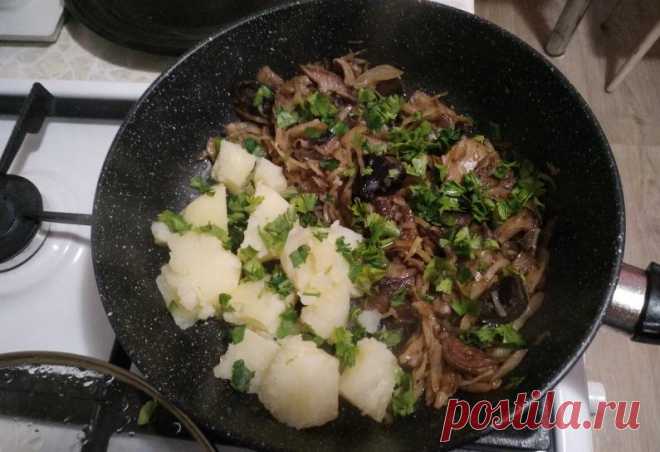 Что приготовить на ужин быстро и полезно. Так какой же вкусный и полезный ужин можно приготовить быстро В первую очередь нужно озаботиться наличием продуктов. Если у вас найдётся дома капуста, грибы, картофель, лук и немного зелени, то успех вам обеспечен! Можно за полчаса приготовить отличный ужин, приложив минимум усилий. И в награду получаем вкусное и полезное блюдо. Капуста с грибами и картофелем Для приготовления нам понадобится:Капуста обычная 150 гр. Грибы свежие
КАПУСТА С ГРИБАМИ И