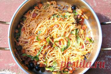 Как приготовить вкусные спагетти Это блюдо представляет собой аппетитные спагетти с овощами, сыром и мясной нарезкой. Оно сочетает в себе насыщенный вкус и аромат, который понравится как взрослым, так и детям. Спагетти готовятся с добавлением оливкового масла, чеснока и зелени, что придаёт им особую пикантность.