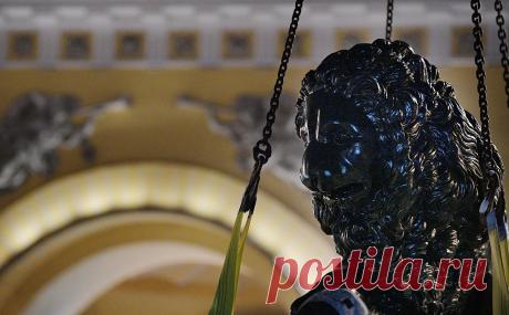 В Петербурге из-за вандалов демонтировали львов у Дворцового моста. В Петербурге демонтировали одну из самых известных скульптурных композиций города — львов у Дворцового моста на Адмиралтейской набережной. Скульптуры перевезли на реставрацию после актов вандализма