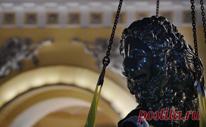 В Петербурге из-за вандалов демонтировали львов у Дворцового моста. В Петербурге демонтировали одну из самых известных скульптурных композиций города — львов у Дворцового моста на Адмиралтейской набережной. Скульптуры перевезли на реставрацию после актов вандализма