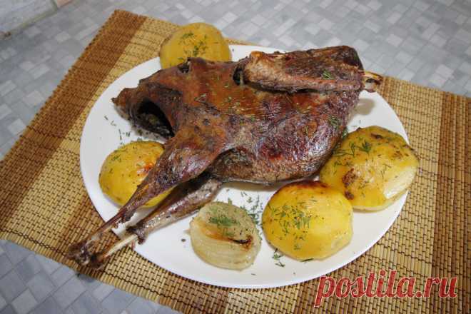 Глухарь или гусь. запечённый в рукаве с картофелем