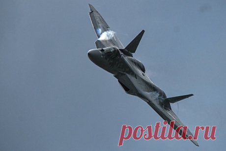 В США признали усиление российского Су-57. Тяжелый ударно-разведывательный беспилотный летательный аппарат (БПЛА) С-70 «Охотник» усилит российский истребитель пятого поколения Су-57, рассказывает американское издание 19FortyFive. В публикации прокомментировали выкатку версии данного БПЛА с плоским соплом, обеспечивающим летательному аппарату малозаметность.