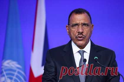 Свергнутый президент Нигера отказался от помощи Франции в освобождении. Свергнутый президент Нигера Мохамед Базум отказался от операции Франции по его освобождению в начале переворота. Окружение свергнутого президента рассматривало проведение специальной операции с участием французских сил, однако Базум отверг эту идею, понадеявшись на успешные переговоры с мятежниками.