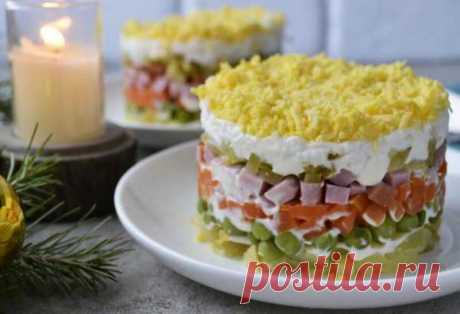 Оливье слоями рецепт за (40) минут Очень вкусный и сытный салат Оливье слоями с полукопченой колбасой. Все продукты в равных пропорциях по весу.