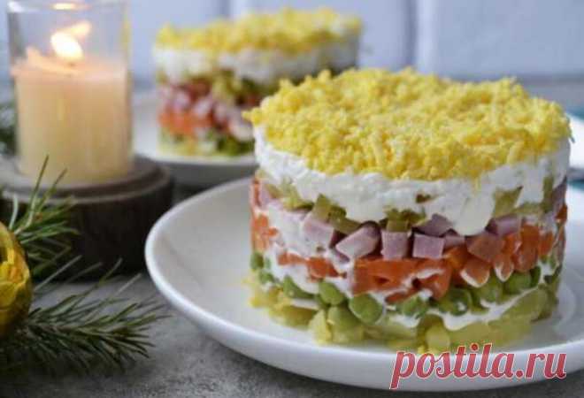 Оливье слоями рецепт за (40) минут Очень вкусный и сытный салат Оливье слоями с полукопченой колбасой. Все продукты в равных пропорциях по весу.