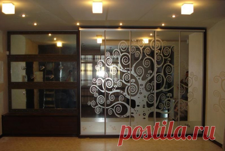 Шкаф купе с пескоструйной обработкой зеркал. Стоимость 78600 руб.