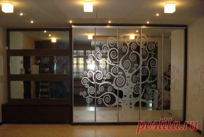 Шкаф купе с пескоструйной обработкой зеркал. Стоимость 78600 руб.