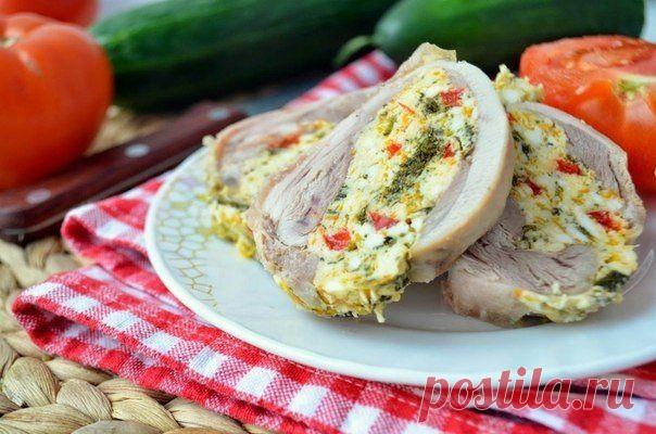 КУРИНЫЕ РУЛЕТЫ с начинкой | 1. Крупные окорочка, мясо раскрыть как "книгу". Посолить и поперчить 2. Отбить немного, посыпать желатином каждый пласт 3. Для начинки 3 яйца, 2 вареных, а одно сырое. Добавить измельченный перец и морковь. 4. Сыр натереть, зелень нарубить, добавить сырое яйцо, посолить и поперчить 5. каждый рулет в фольгу в три слоя и уложить в форму для запекания.