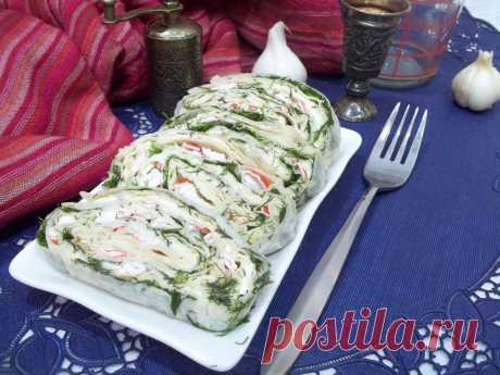Рулет из лаваша с крабовыми палочками Плюсов у такой закуски несколько. Во-первых, готовится без тепловой обработки, что значительно экономит время. Во-вторых, благодаря тому, что у тонкой лепешки пресной привкус, сочетается она с разнообразными начинками. Даже нафаршировав любимым салатом, уже будет вкусно. В-третьих, благодаря своим качествам эта закуска в кулинарии считается универсальной. Она подходит для быстрого завтрака для всей семьи. Ее дают ребенку в школу, берут...