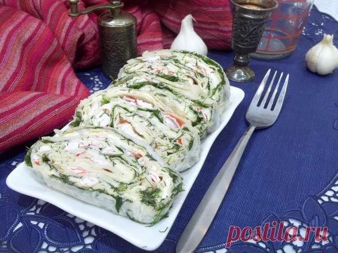 Рулет из лаваша с крабовыми палочками Плюсов у такой закуски несколько. Во-первых, готовится без тепловой обработки, что значительно экономит время. Во-вторых, благодаря тому, что у тонкой лепешки пресной привкус, сочетается она с разнообразными начинками. Даже нафаршировав любимым салатом, уже будет вкусно. В-третьих, благодаря своим качествам эта закуска в кулинарии считается универсальной. Она подходит для быстрого завтрака для всей семьи. Ее дают ребенку в школу, берут...