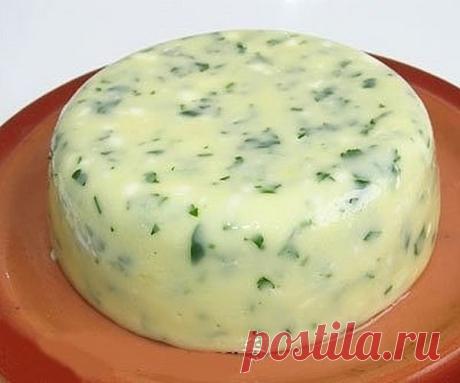 Домашний сыр за 3 часа.

Невероятно вкусный сыр, который содержит только натуральные продукты и ничего лишнего.

Ингредиенты 

-1 литр молока 
-1 ст.л.соли 
-200-300 г. сметаны 
-3 яйца 

Приготовление 

Молоко ставим кипятить, посолив его. 

В это время взбиваем сметану с яйцами. 

Как молоко закипит, добавляете сметанную смесь и помешивая кипятите около 5 
мин. 

Как только масса отделиться от сыворотки, откидываем эту массу на 
ситечко.(если нет капронового сите, можно ...