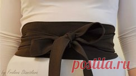 Японский пояс-ОБИ
1. Это самый простой вариант пояса. Ленту 180, разрезать пополам, получаем 2 завязки. Прямоугольную деталь пояса сложить вдвое. Одну сторону продублировать флизелином. Сколоть сороткие срезы, прихватив посередине каждой стороны один конец отрезка ленты. Стачать короткие и продольные срезы оставив в одном участок 5 см, для выворачивания. Пояс вывернуть, открытый участок застрочить.
2. Этот вид пояса, черезвычайно схож с оригиналом оби. Нечто подобное японки повязывают поверх к
