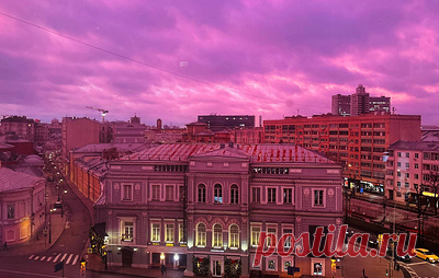 Синоптик Шувалов объяснил необычную окраску неба над Москвой. Явление может указывать на приближение атмосферного фронта, отметил руководитель прогностического центра "Метео"