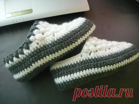 Тапочки крючком: домашний уют своими руками Дома мы должны чувствовать себя комфортно и уютно. И в этом нам помогают милые сердцу вещицы. Вязаные домашние тапочки окутывают наши ноги теплом, словно пушистые котята.

Набрать 17 возд.пет. + 3 пет…