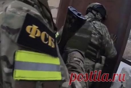 Задержание ФСБ группы фальшивомонетчиков в Дагестане попало на видео. Задержание ФСБ группы фальшивомонетчиков, печатавших в Дагестане купюры попало на видео. На кадрах видно, как бойцы спецслужбы проходят в дом фигурантов, разбивают окно и пролезают внутрь. Затем они замечают подельников и кладут их лицом в пол. Они осматривают оставшуюся часть дома и находят офис.