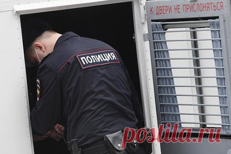 Россиянин забил до смерти собутыльника после ссоры и получил 7,5 года колонии. В Иркутской области суд приговорил к 7,5 года лишения свободы 37-летнего местного жителя за убийство знакомого. 16 апреля товарищи выпивали в cадовом некоммерческом товариществе (СНТ) «Сибирская вишня». Они поссорились, тогда фигурант избил собутыльника металлическим предметом по голове, нанеся смертельные травы.