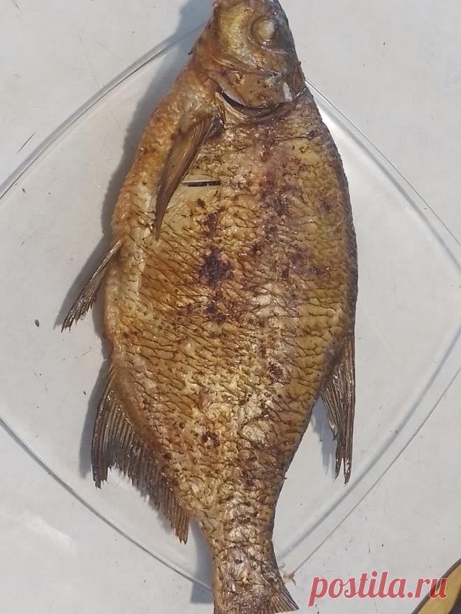 Запеченный карась в духовке
Рыба готовится довольно быстро и запеченный карась в духовке не является исключением.

Угостили нас вот таким замечательным карасём и конечно же запечь его было лучшим решением. 

Ингредиенты:
Карась крупный 1шт .
Масло растительное 2 ст.л.
Соевый соус 1 ст.л.
Соль по вкусу
Перец черный молотый по вкусу
Паприка по вкусу

Приготовление