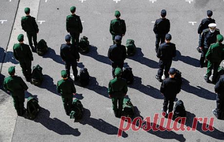 Песков заявил, что закон об электронных повестках призван исправить бардак в военкоматах. Представитель Кремля напомнил о ситуации в военкоматах на момент начала СВО