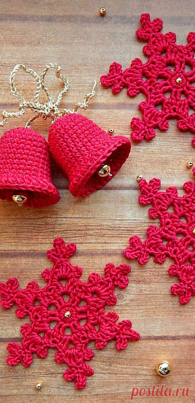 PDF Снежинки и колокольчики крючком. FREE crochet pattern; Аmigurumi toy patterns. Амигуруми схемы и описания на русском. Вязаные игрушки и поделки своими руками #amimore - вязаные снежинки и новогодние колокольчики на ёлку, ёлочные украшения к Новому году, Рождество.