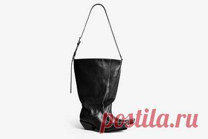 В сети высмеяли сумку-сапоги Balenciaga за 272 тысячи рублей. Российский стилист и телеведущий Александр Рогов показал новую сумку люксового бренда Balenciaga и развеселил пользователей сети. Речь идет о кожаной сумке, которая выполнена в виде сапог-казаков на небольшом каблуке. Известно, что стоимость упомянутого изделия составляет 3000 долларов (272 тысячи рублей).