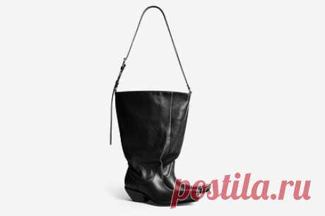 В сети высмеяли сумку-сапоги Balenciaga за 272 тысячи рублей. Российский стилист и телеведущий Александр Рогов показал новую сумку люксового бренда Balenciaga и развеселил пользователей сети. Речь идет о кожаной сумке, которая выполнена в виде сапог-казаков на небольшом каблуке. Известно, что стоимость упомянутого изделия составляет 3000 долларов (272 тысячи рублей).