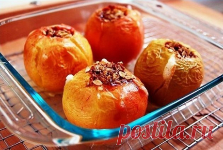 5 вкуснейших рецептов запеченных яблочек: диетическое наслаждение!

1.Яблоки, запеченные в микроволновке 

Ингредиенты: 

• Яблоко - 100 г 
• Овсяные хлопья - 2 ч. л. 
• Мед - 0.5 ч. л 
• Корица - по вкусу 

Приготовление: 

У яблока вырезать серединку, наполнить овсянкой, в наполненное яблоко налить кипятка, сверху капнуть мёда, посыпать корицей, поместить в посуду для микроволновой печи (обязательно закрывать крышкой) и ставим в печь. 
Нужный режим обычно называется гото...