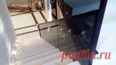 Изготовление лестниц, ограждений, перил Маршаг – Черные перила из закаленного стекла монтаж