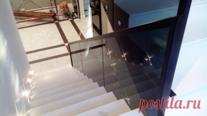 Изготовление лестниц, ограждений, перил Маршаг – Черные перила из закаленного стекла монтаж