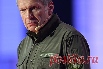 Владимира Соловьева хотели подорвать за поддержку СВО. Как готовилось покушение на журналиста?. Российского журналиста Владимира Соловьева планировали ликвидировать из-за его профессиональной деятельности и активной поддержки специальной военной операции (СВО). В этом признался один из обвиняемых. Подсудимые планировали подорвать автомобиль с Соловьевым или подослать к нему курьера с бомбой.