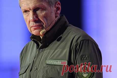 Владимира Соловьева хотели подорвать за поддержку СВО. Как готовилось покушение на журналиста?. Российского журналиста Владимира Соловьева планировали ликвидировать из-за его профессиональной деятельности и активной поддержки специальной военной операции (СВО). В этом признался один из обвиняемых. Подсудимые планировали подорвать автомобиль с Соловьевым или подослать к нему курьера с бомбой.