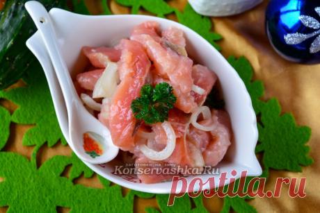 Соленая горбуша в масле с луком в домашних условиях