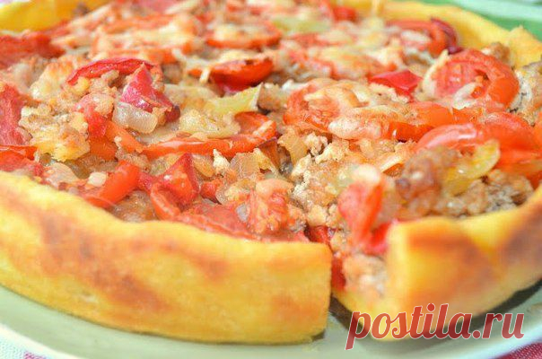 Деревенский пирог из картофельного теста с мясом и овощами..