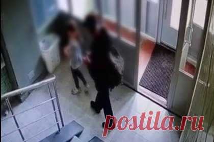 В Москве россиянин надругался над 10-летней девочкой в подъезде жилого дома. В Москве задержали 54-летнего россиянина, надругавшегося в подъезде жилого дома над 10-летней девочкой. ЧП произошло в многоквартирном доме на улице Теплый Стан. Злоумышленник заметил ребенка и, используя силу, совершил в отношении школьницы действия сексуального характера.