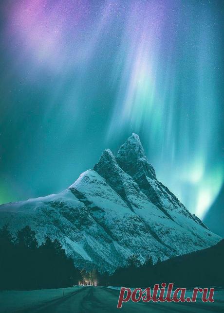 coiour-my-world:
“@eventyr ~ Northern Lights over Otertinden, from the Signaldalen valley, Norway.
”