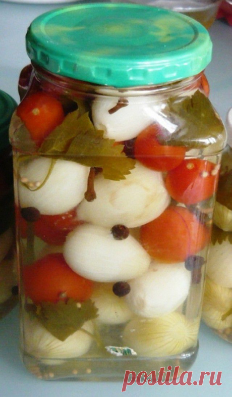 Маринованный лук и помидоры черри