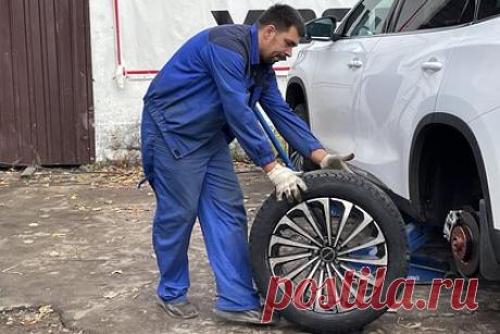 В России вырос спрос на покупку автосервисов. В России с начала года вырос спрос на покупку автосервисов и автомастерских в пять раз. Об этом пишет «Коммерсантъ». Отмечается, что скачок произошел на фоне увеличения спроса на услуги независимых станций техобслуживания (СТО), которые, например, все чаще выбирают клиенты страховщиков.