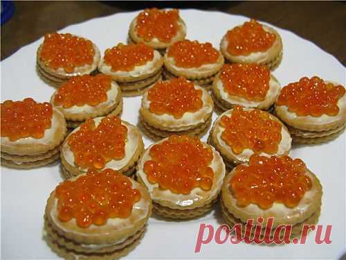 Закуска из крекеров с икрой