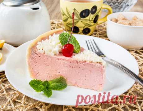 Клубничный творожник на Вкусном Блоге Давно я не радовала вас творожной выпечкой. Пора встряхнуть эту тему. Сегодня у нас будет (а у кого-то уже и был 😉 ) вкуснейший клубничный творожник. Можно смело рассматривать этот пирог как более бюджетную альтернативу чизейкам – в составе нет ни сливочного сыра, ни жирных сливок. Клубника здесь используется замороженная…